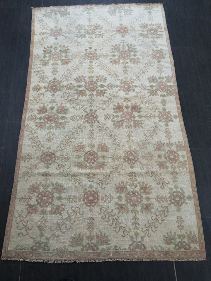 Beige Turkish Runner Rug 4' 3" x 7' 7" Hand-Knotted detail