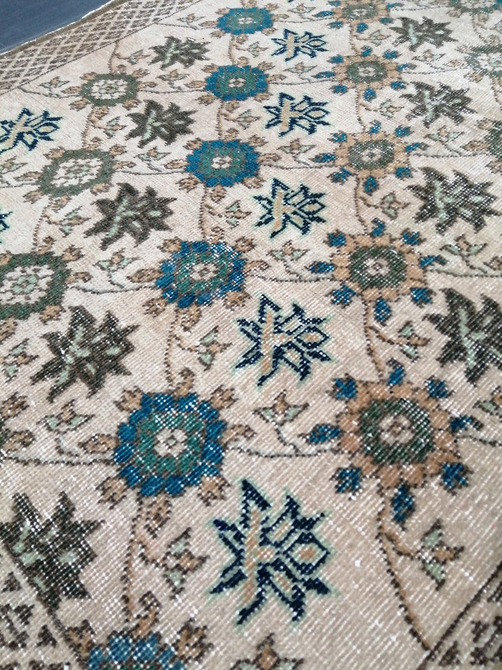 Beige Turkish Runner Rug 3' 3" x 5' 7" Hand-Knotted texture