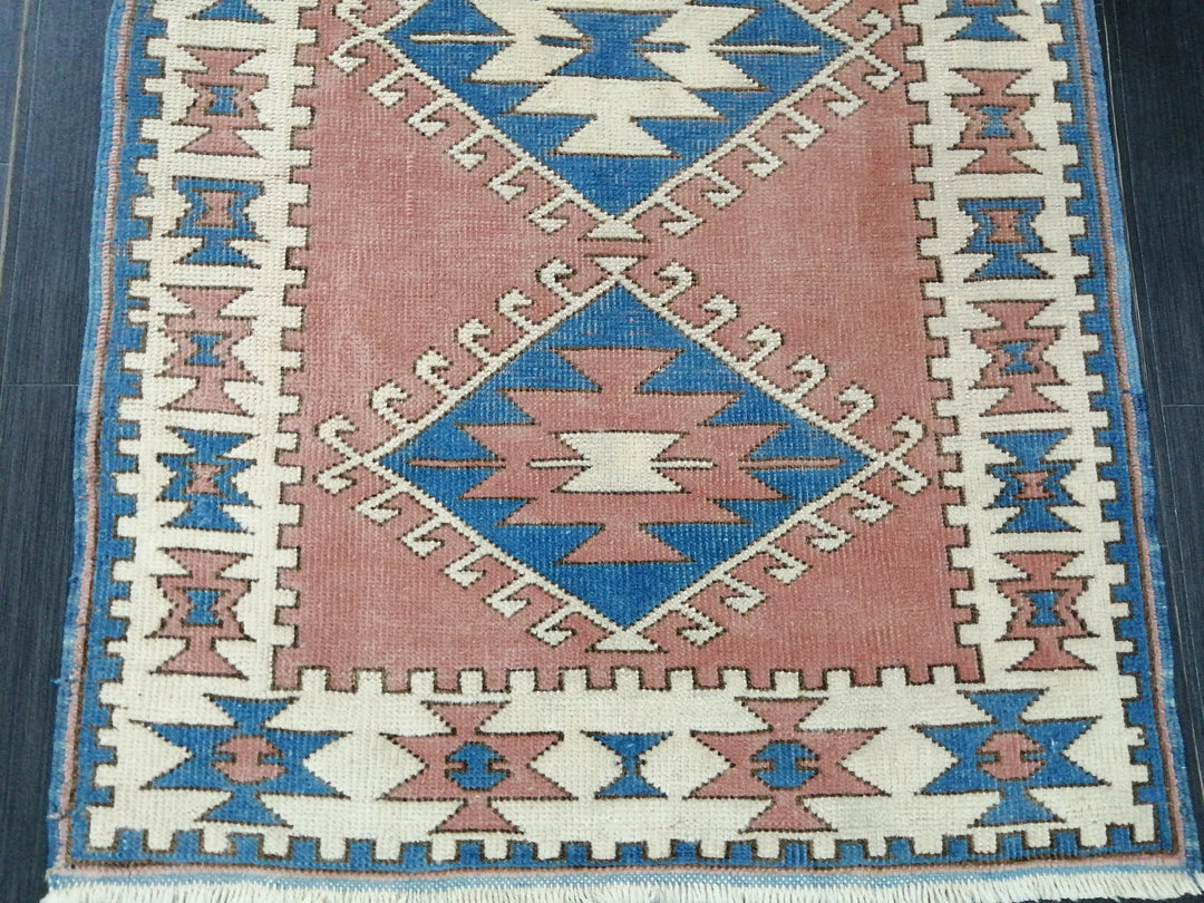 Turkish Runner Rug 2' 11" x 4' 9" Hand-Knotted texture