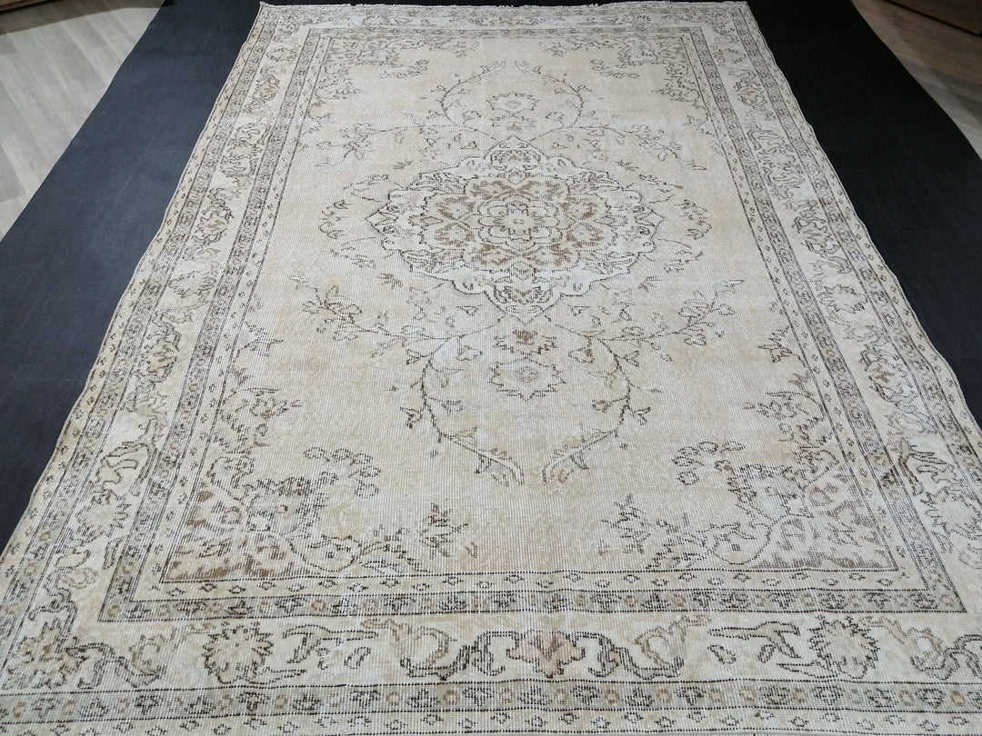 Beige Turkish Oushak Rug 6' 7" x 9' 7" Hand-Knotted detail