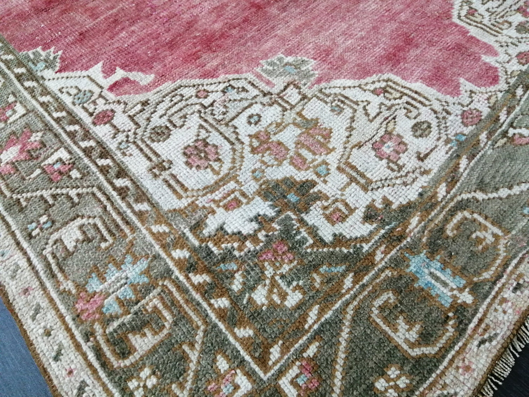 Beige Turkish Oushak Rug 4' 4" x 8' 5" Hand-Knotted texture