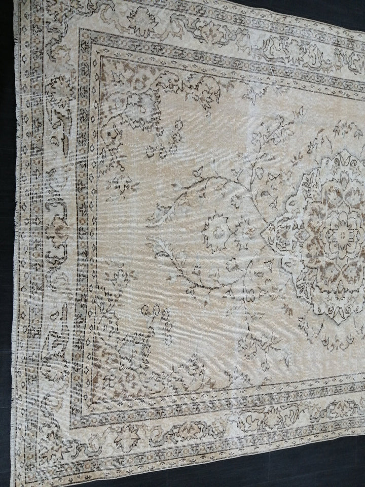 Beige Turkish Oushak Rug 6' 7" x 9' 7" Hand-Knotted close-up