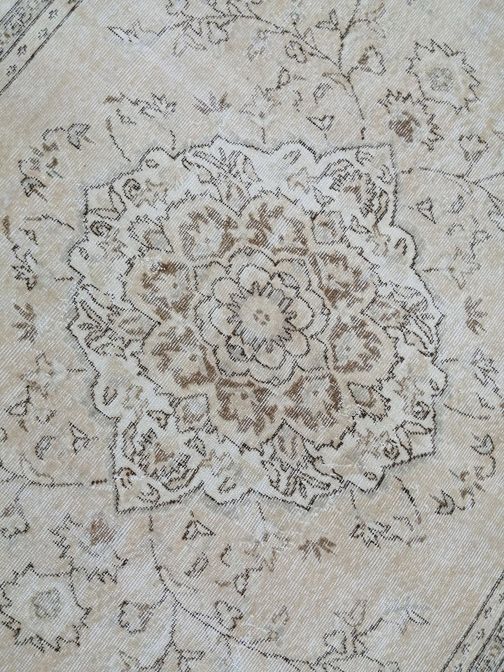 Beige Turkish Oushak Rug 6' 7" x 9' 7" Hand-Knotted border