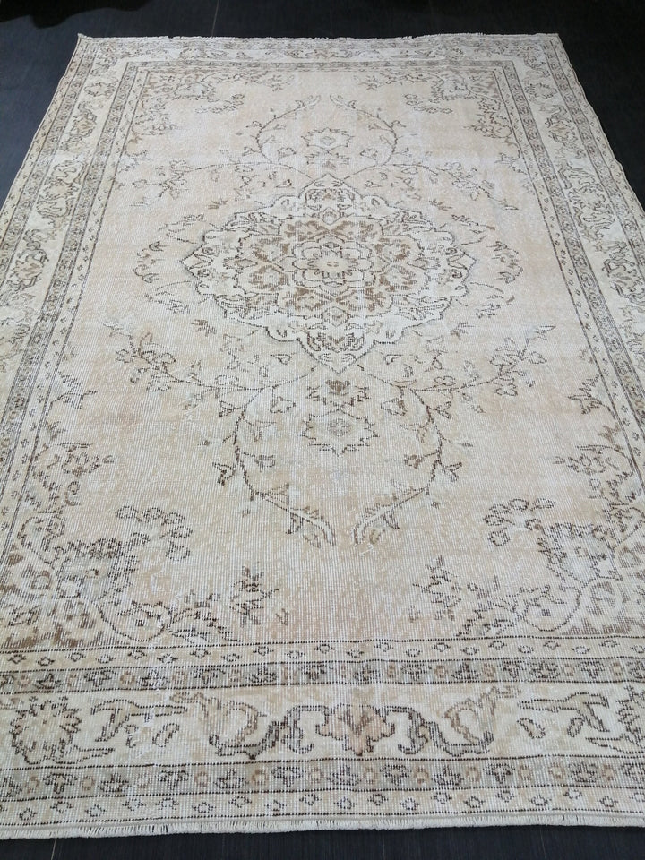 Beige Turkish Oushak Rug 6' 7" x 9' 7" Hand-Knotted texture