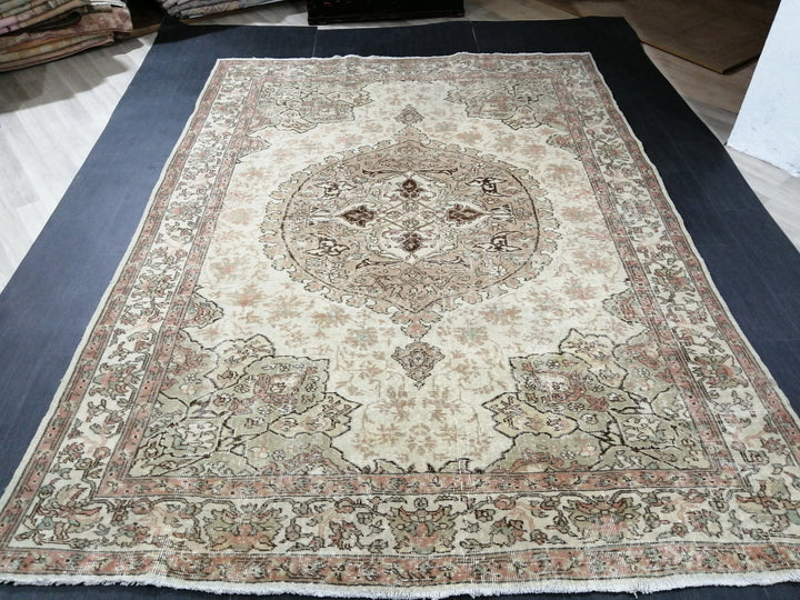 Beige Turkish Oushak Rug 7' x 9' 10" Hand-Knotted pattern