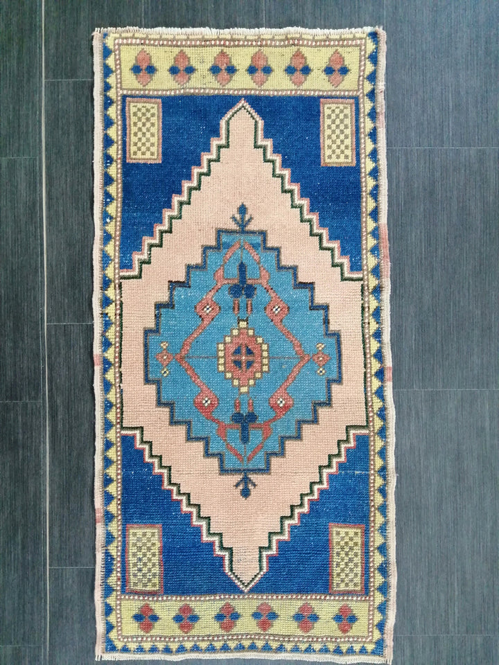 Turkish Oushak Rug 1' 11" x 4' Hand-Knotted border