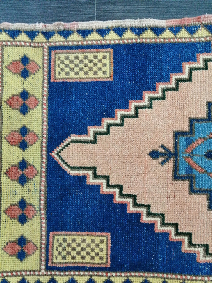 Turkish Oushak Rug 1' 11" x 4' Hand-Knotted pattern