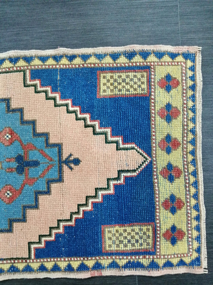 Turkish Oushak Rug 1' 11" x 4' Hand-Knotted close-up