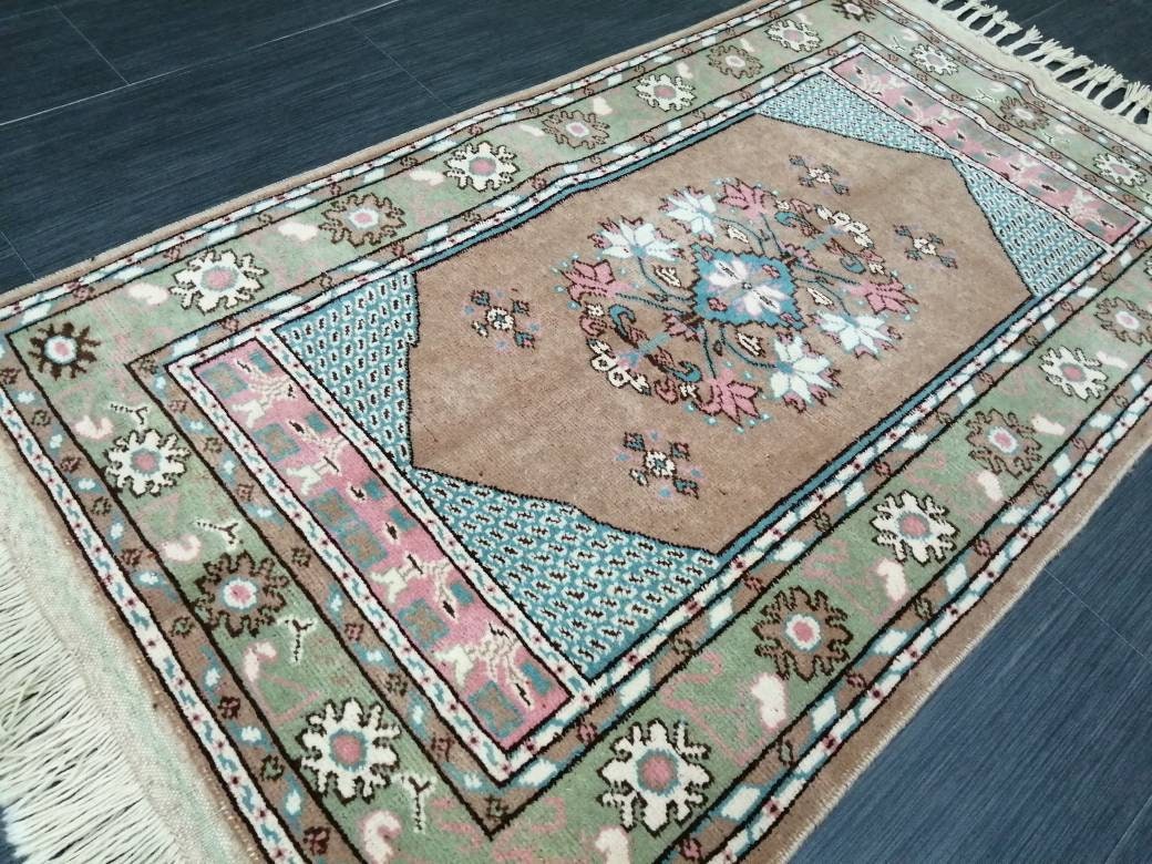 Beige Turkish Runner Rug 2' 7" x 4' 8" Hand-Knotted pattern