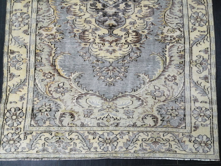 Turkish Runner Rug 6' x 10' Hand-Knotted border