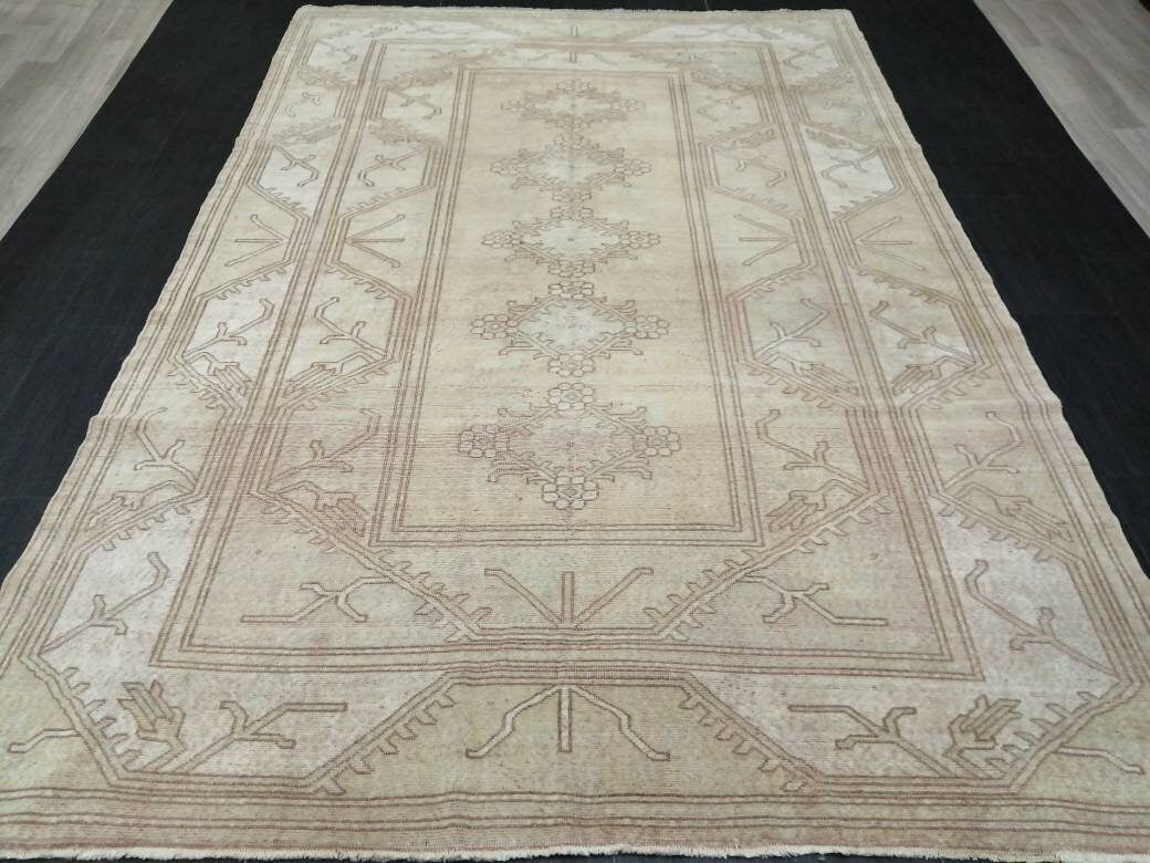 Beige Turkish Oushak Rug 6' 5" x 9' 5" Hand-Knotted pattern