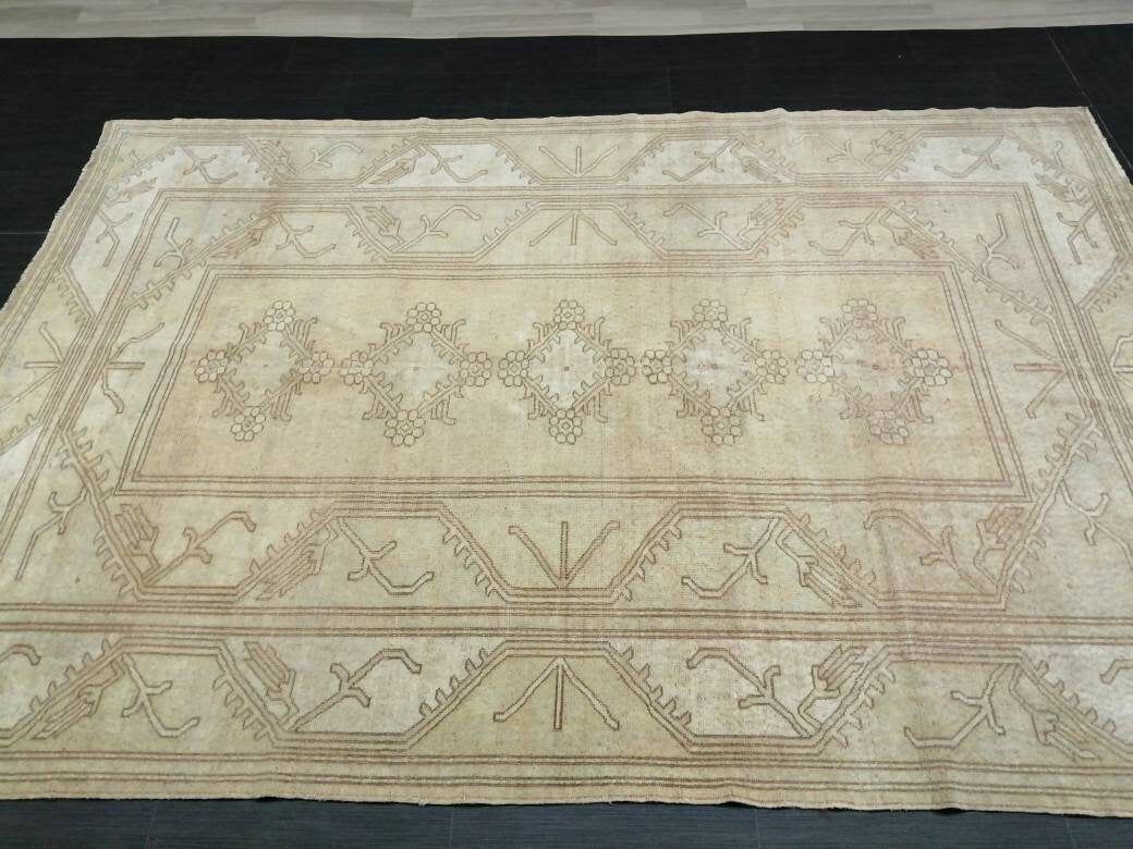 Beige Turkish Oushak Rug 6' 5" x 9' 5" Hand-Knotted close-up