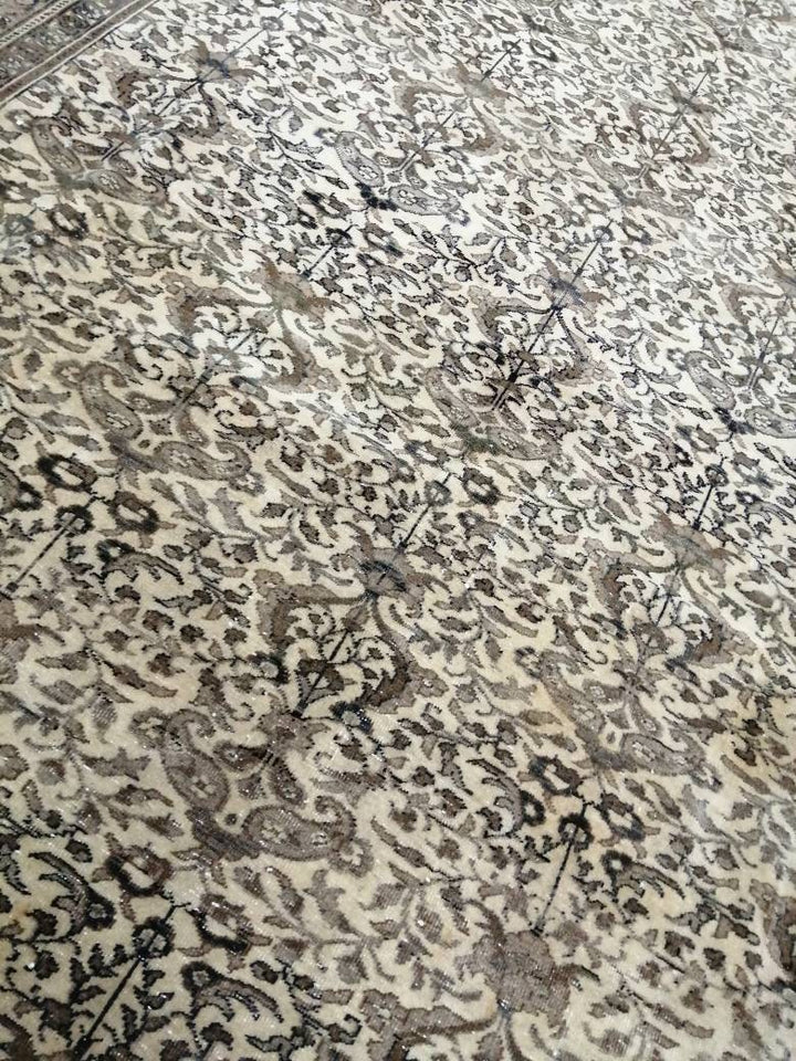 Turkish Oushak Rug 6' 3" x 9' 6" Hand-Knotted texture
