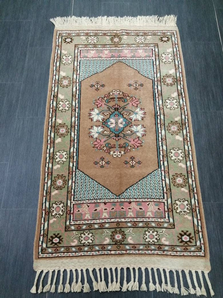 Beige Turkish Runner Rug 2' 7" x 4' 8" Hand-Knotted detail