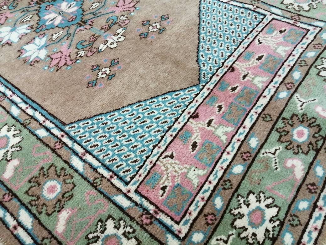 Beige Turkish Runner Rug 2' 7" x 4' 8" Hand-Knotted texture