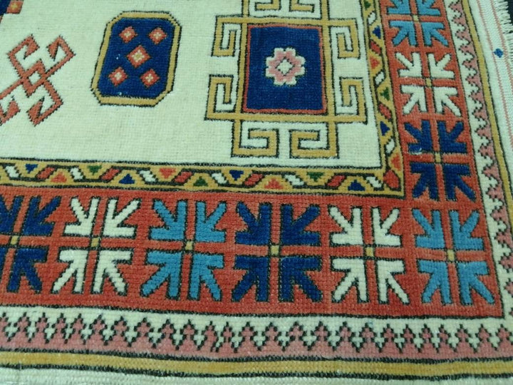 Beige Turkish Runner Rug 3' 7" x 5' 3" Hand-Knotted texture