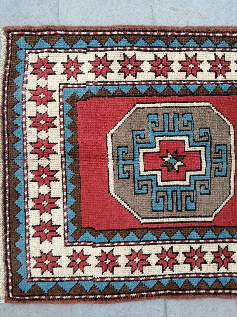 Beige Turkish Runner Rug 2' 10" x 13' 2" Hand-Knotted texture
