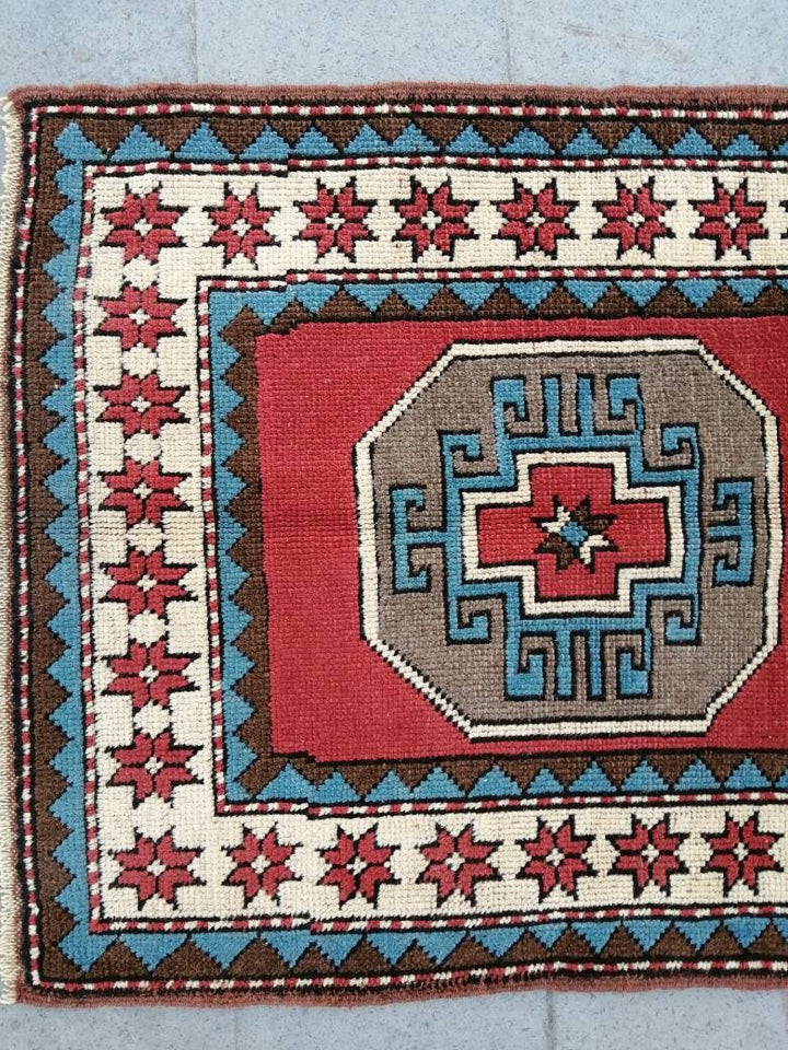 Beige Turkish Runner Rug 2' 10" x 13' 2" Hand-Knotted texture