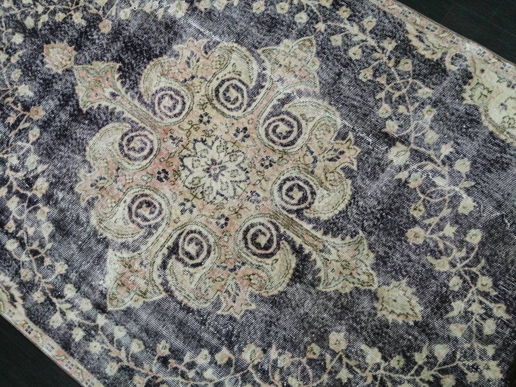 Turkish Runner Rug 5' 5" x 10' 8" Hand-Knotted border