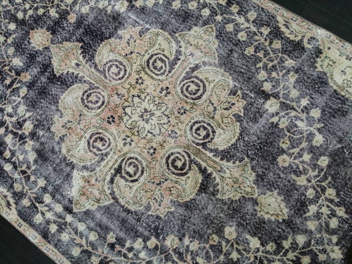 Turkish Runner Rug 5' 5" x 10' 8" Hand-Knotted border