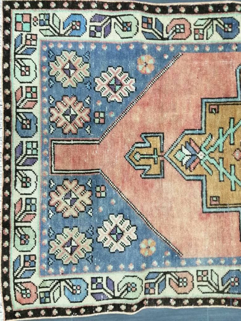 Turkish Runner Rug 3' 10" x 7' 6" Hand-Knotted texture