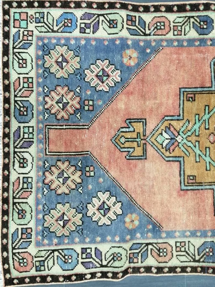Turkish Runner Rug 3' 10" x 7' 6" Hand-Knotted texture