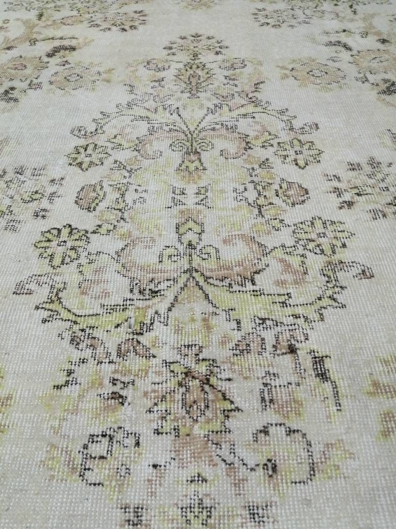 Beige Turkish Vintage Rug 6' x 10' 8" Hand-Knotted border