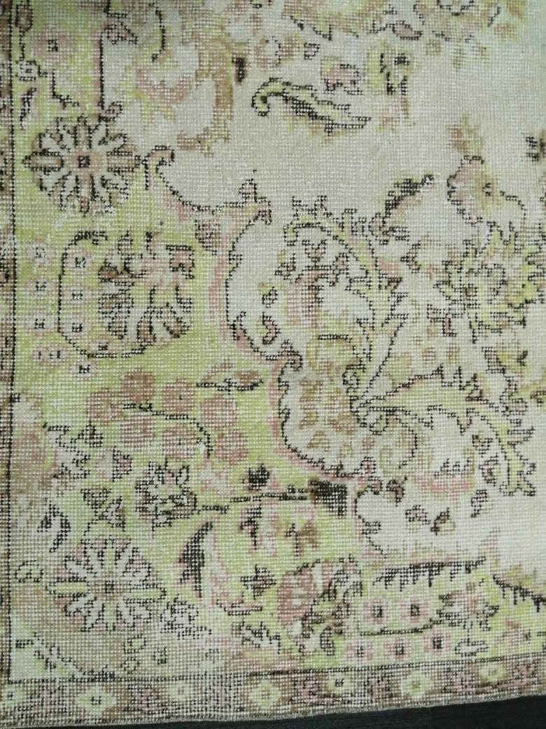 Beige Turkish Vintage Rug 6' x 10' 8" Hand-Knotted pattern