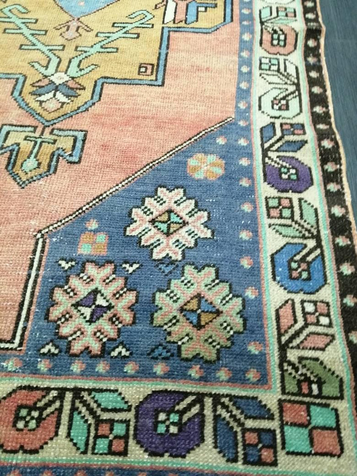 Turkish Runner Rug 3' 10" x 7' 6" Hand-Knotted detail