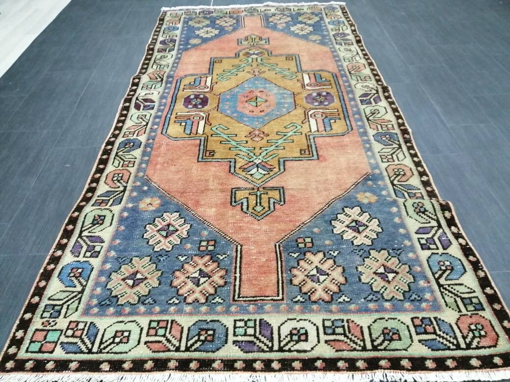 Turkish Runner Rug 3' 10" x 7' 6" Hand-Knotted border