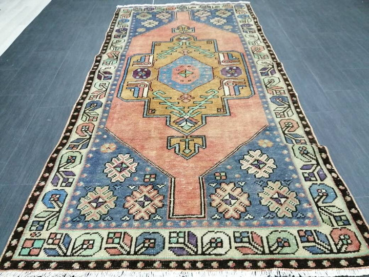 Turkish Runner Rug 3' 10" x 7' 6" Hand-Knotted border