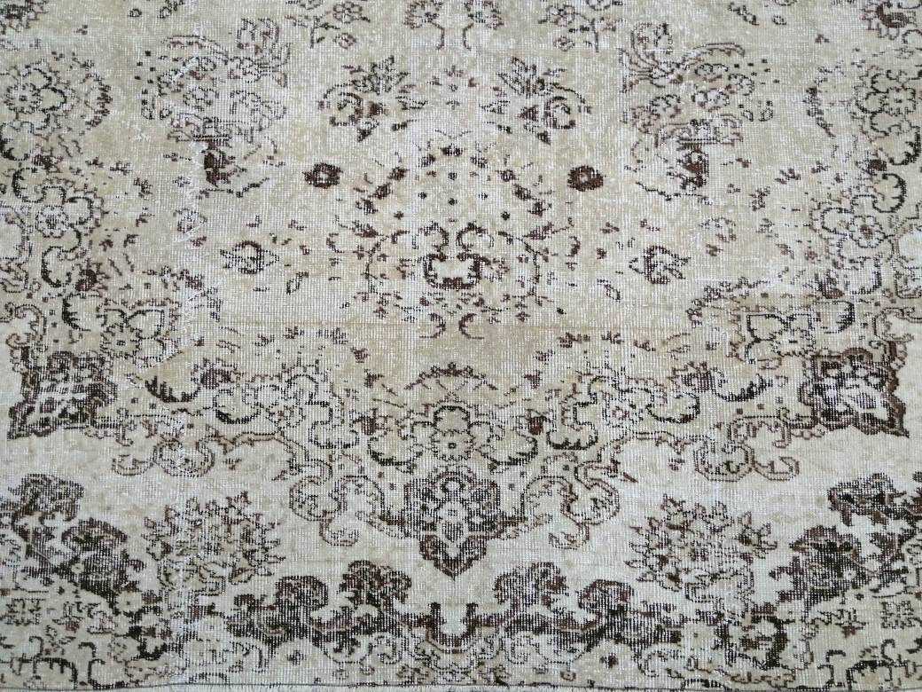 Beige Turkish Runner Rug 7' 1" x 9' 6" Hand-Knotted border