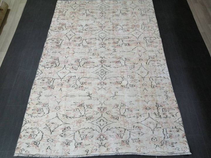 Beige Turkish Runner Rug 5' 7" x 8' 5" Hand-Knotted border
