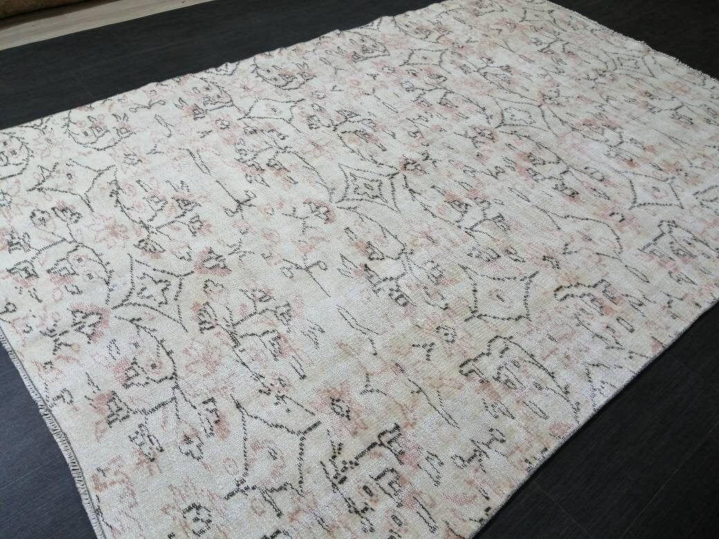 Beige Turkish Runner Rug 5' 7" x 8' 5" Hand-Knotted pattern