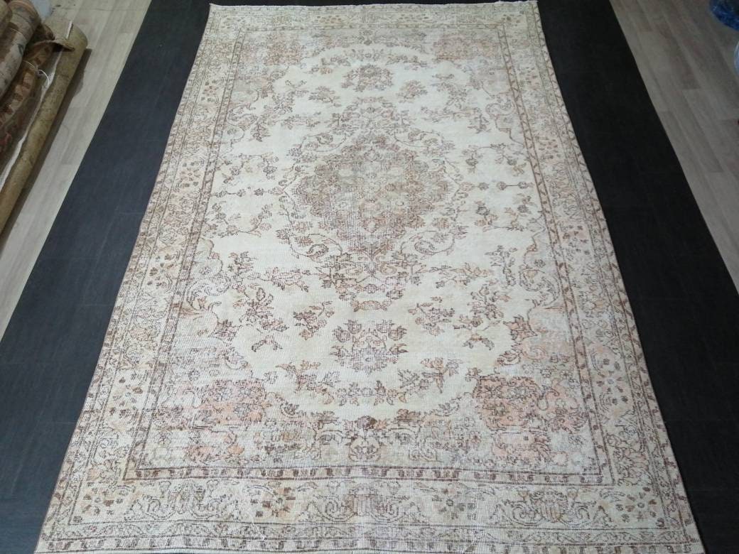 Beige Turkish Oushak Rug 6' 7" x 10' 4" Hand-Knotted close-up