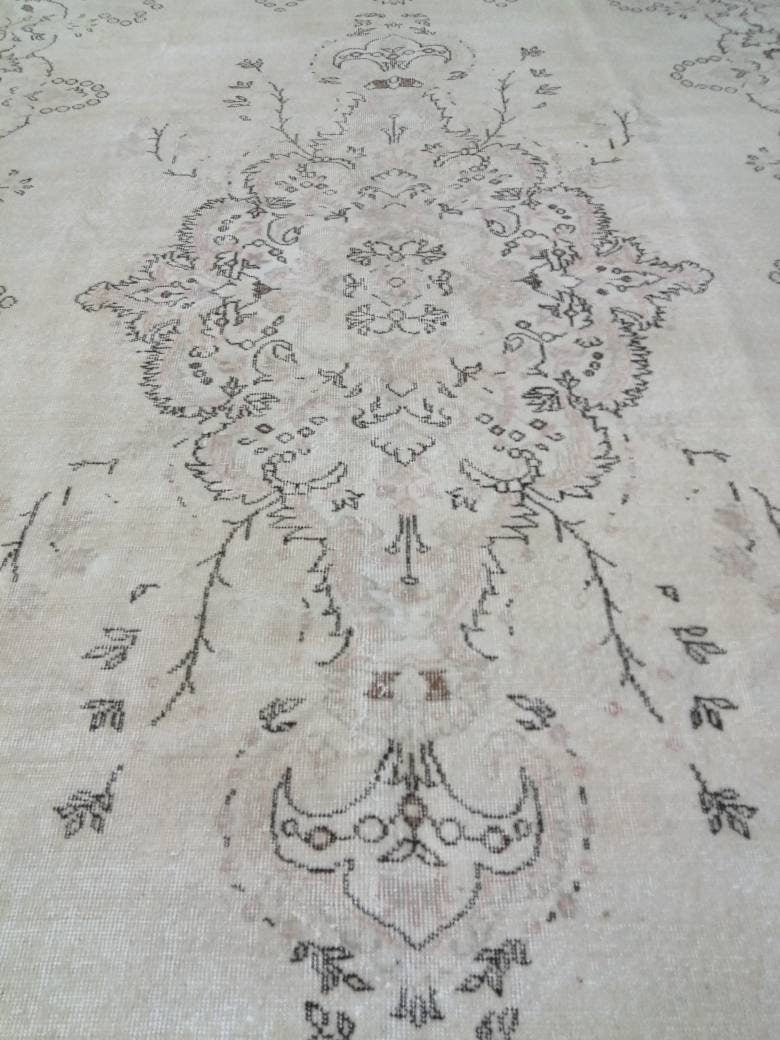 Beige Turkish Oushak Rug 6' 6" x 10' 4" Hand-Knotted border