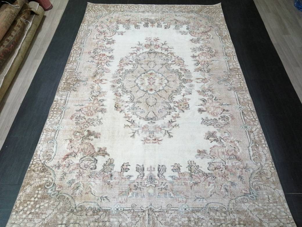 Beige Turkish Oushak Rug 6' 8" x 10' 4" Hand-Knotted border