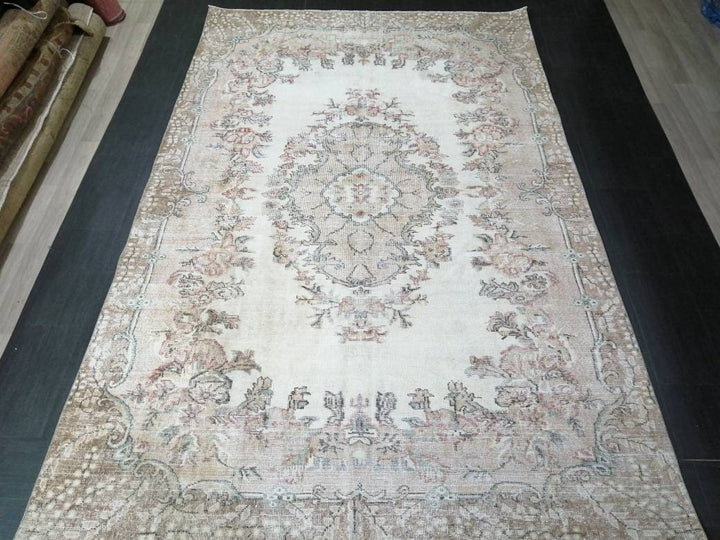 Beige Turkish Oushak Rug 6' 8" x 10' 4" Hand-Knotted border
