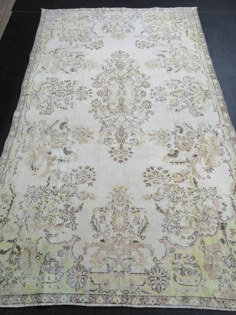 Beige Turkish Vintage Rug 6' x 10' 8" Hand-Knotted texture
