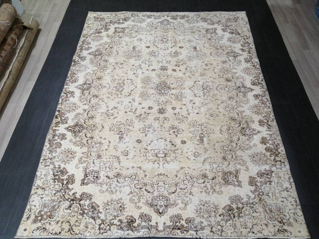 Beige Turkish Runner Rug 7' 1" x 9' 6" Hand-Knotted texture