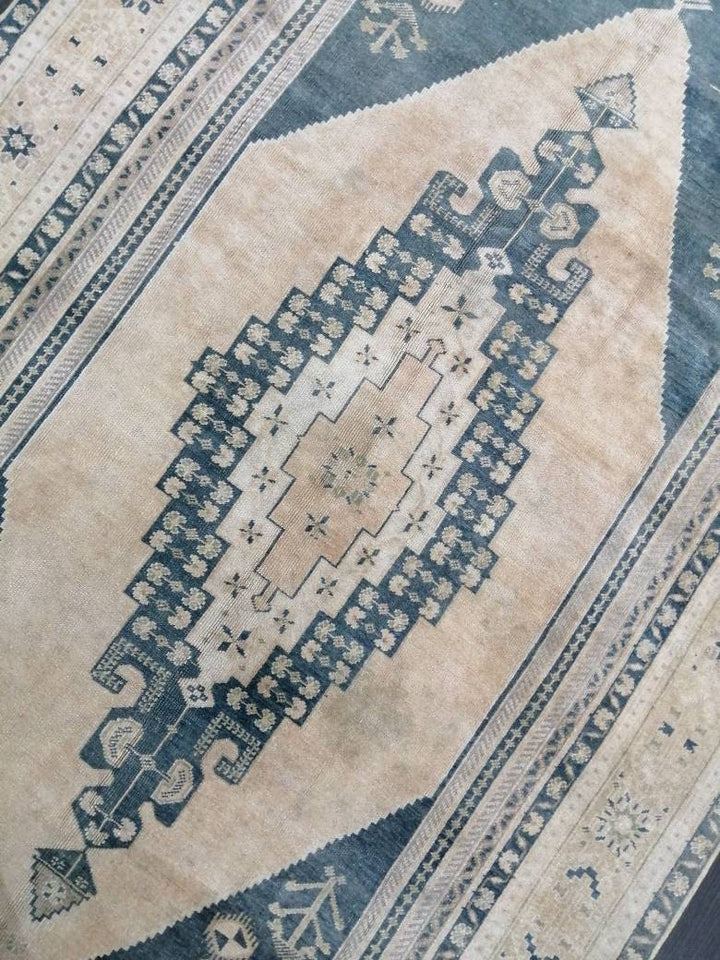 Beige Turkish Runner Rug 5' 3" x 9' 7" Hand-Knotted texture
