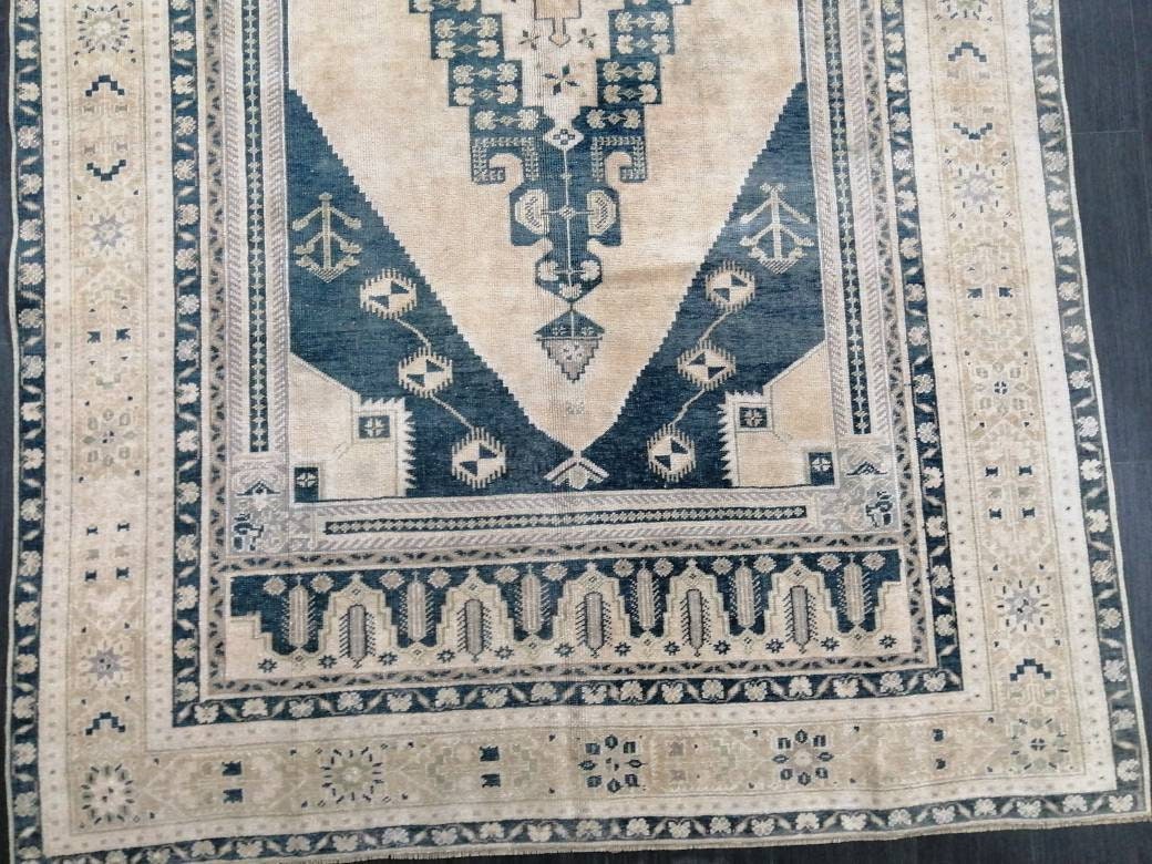 Beige Turkish Runner Rug 5' 3" x 9' 7" Hand-Knotted field