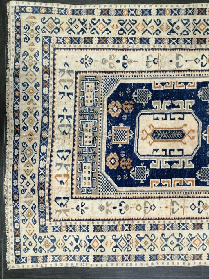 Turkish Runner Rug 4' 9" x 10' 1" Hand-Knotted pattern
