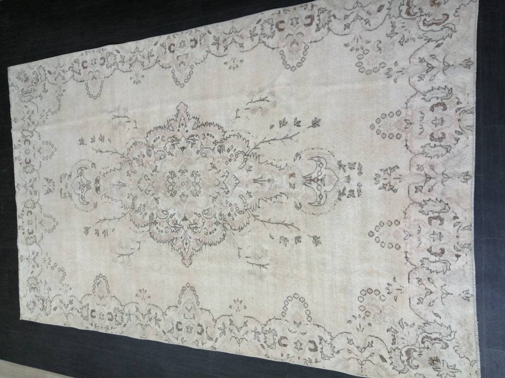 Beige Turkish Oushak Rug 6' 6" x 10' 4" Hand-Knotted texture