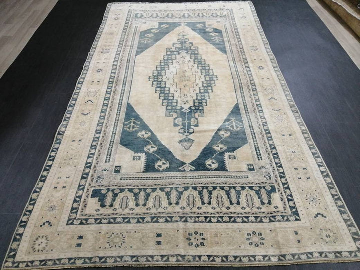 Beige Turkish Runner Rug 5' 3" x 9' 7" Hand-Knotted detail
