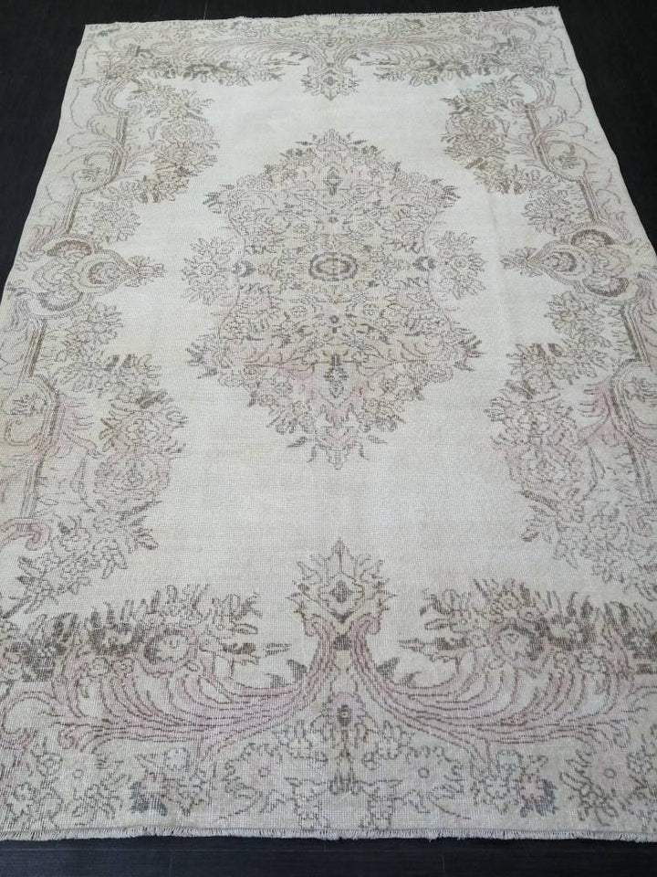 Beige Turkish Oushak Rug 6' 7" x 10' Hand-Knotted border