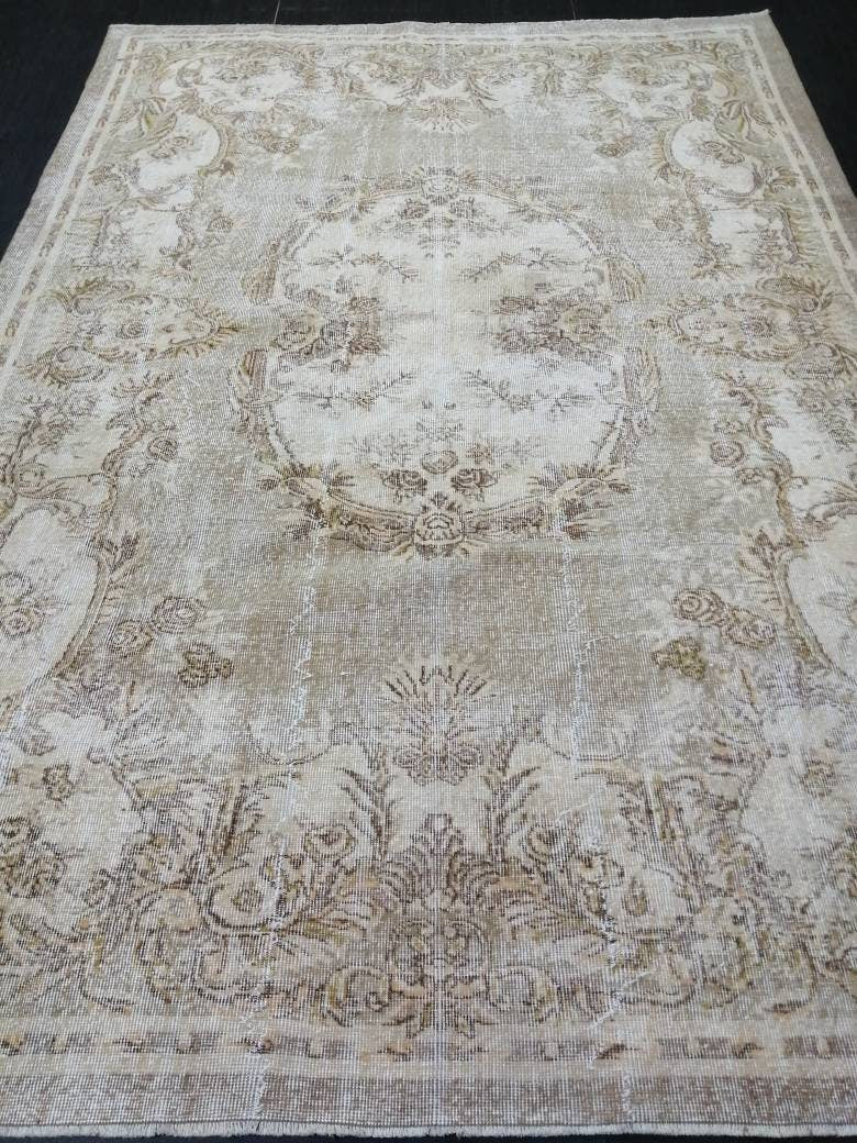 Beige Turkish Oushak Rug 6' 10" x 9' 10" Hand-Knotted border