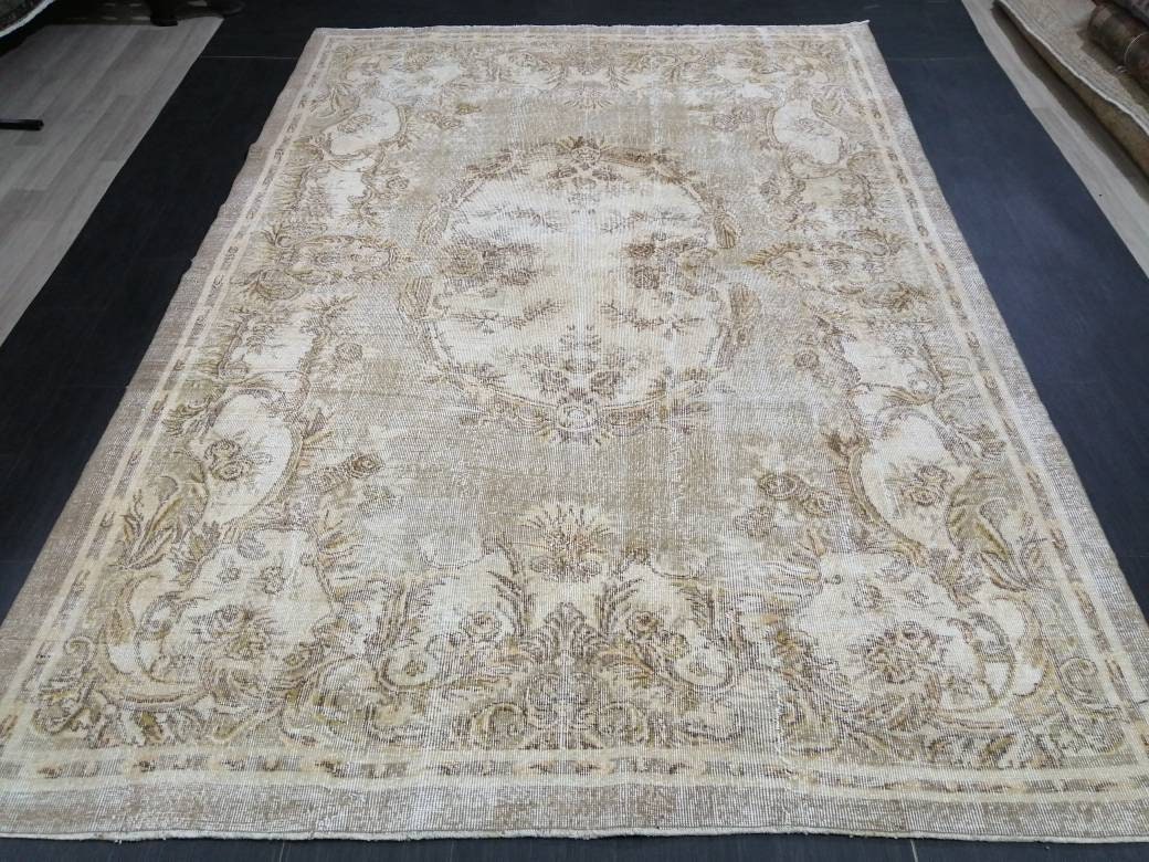 Beige Turkish Oushak Rug 6' 10" x 9' 10" Hand-Knotted close-up