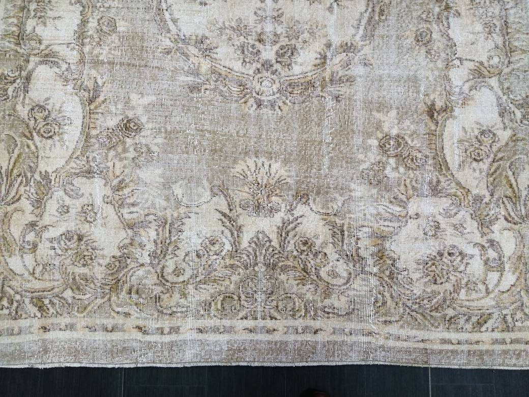 Beige Turkish Oushak Rug 6' 10" x 9' 10" Hand-Knotted pattern