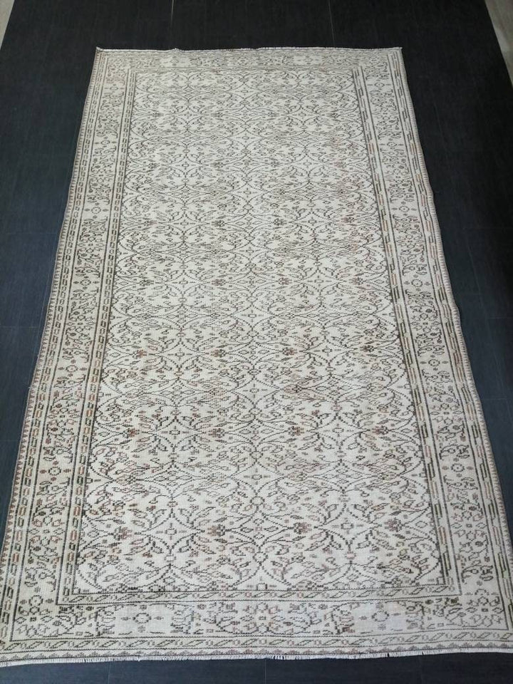 Beige Turkish Oushak Rug 5' 9" x 10' Hand-Knotted border
